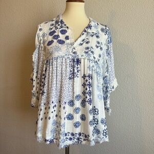 Daytrip Floral Blue and White Women's Top Size Medium